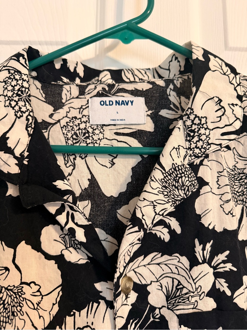 Old Navy Men’s Floral Camp Shirt Black White Button Front Size Large - Picture 3 of 3